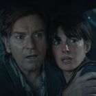 Ein Mann und eine Frau sitzen ängstlich in einem Auto. Sie schauen mit besorgten Gesichtern nach draußen.
