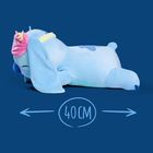 Text "40 CM" in einem Pfeil. Ein blaues Plüschspielzeug mit langen Ohren und rosa Schlafmaske, liegt auf der Seite.