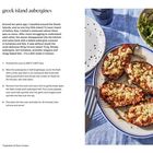 "Greek island aubergines" mit Rezepttext. Links Zutatenliste, darunter Serviervorschläge. Rechts Bild von gefüllten Auberginen.