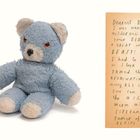 Ein handgeschriebener Brief, ein blauer Teddybär und eine gelbe Krone mit einem Stuhl rufen: "Get back, I say!"
