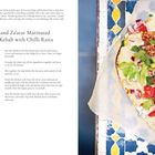 Titel: Harissa und Za'atar Marinierte Chicken Kebab mit Chilli Raita. Rezept mit Zutaten und Zubereitung. Rechts: Kebab auf Fladenbrot mit Gemüse.