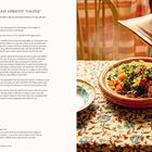 "SWEET POTATO AND APRICOT 'TAGINE'" steht oben. Rechts eine farbenfrohe Tagine mit Gemüse auf einem gemusterten Tischtuch.