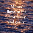 „Money flows to me effortlessly and easily.“ Text über golden schimmerndem Wasser.