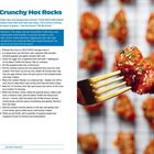 "Crunchy Hot Rocks" Rezept: Scharf gewürzte Hähnchenstücke. Im Bild ist ein knuspriges Stück, garniert mit Sesam und Kräutern.
