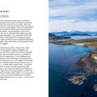 "SUMMER ISLES", "AT LEAST 2.5 HOURS". Links Text über die Summer Isles, rechts Luftaufnahme von grünen Inseln im blauen Meer.