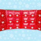Ein Adventskalender auf rotem Hintergrund, nummerierte Türchen von 1 bis 24, umgeben von weihnachtlichen Symbolen.