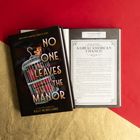 Das Cover des Buches heißt "No One Leaves the Manor" von Kelly McWilliams. Eine Frau hinter einem Käfig.