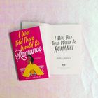 „I Was Told There Would Be Romance“, Marie Arnold. Ein Buchcover mit einer Frau in einem gelben Kleid auf pinkem Hintergrund.