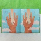 "My papi's hands are bigger than mine." "Darker, poderosa, calloused." Illustration mit großen und kleinen Händen vor Himmel.