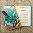 Buchtitel: "Blue Beach". Untertitelt mit: "Sometimes the truth is too dangerous to surface." Cover zeigt roten Schuh am Strand.