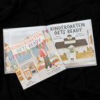 Zwei Kinderbücher mit dem Titel "Kindergarten Gets Ready". Eins zeigt Innenansicht mit Kind, das andere ein Schulhaus.