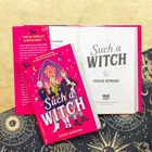 Buchcover in Pink mit dem Titel "Such a Witch" von Sarah Henning. Darauf drei Figuren und magische Symbole. Buchseite rechts.