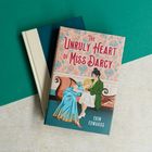 Buchtitel "The Unruly Heart of Miss Darcy" von Erin Edwards, Illustration: Frau in blauem Kleid lehnt an Dame auf Sofa.