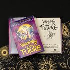 Buchcover "Which Way to the Future" von Cressida Cowell, illustriert, mit farbenfrohen Charakteren und Weltraummotiven.