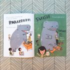 „RWARRRRR!“, „SMASH!“, „THRUMP!“. Ein großes, freundliches Tier spielt ungeschickt in einem Klassenzimmer.
