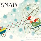 "Snip SNAP! Santa Claus was caught in a trap. 'Help!' he cried. 'Be quiet,' snapped the Thief King. 'No one can hear you.'"

Eine Illustration mit Weihnachtsmann in einem Käfig, zwei Rentiere und ein kleines Fluggerät in einer verschneiten Szene.