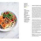 "SWEET POTATO AND FETA FRITTATA" steht oben. Links ein Teller mit Frittata, Kimchi und Salat aus Tomaten und Rucola.