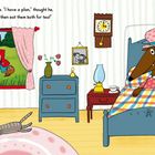 Text oben: Wolf verfolgt Rotkäppchen zum Haus der Großmutter. Illustration eines Wolfs im Bett mit Bonnet, Rotkäppchen draußen.