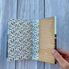 Ein offenes Buch mit Text über Nina Bawden, britische Autorin, daneben ein grünes Blattmuster auf der Innenseite.