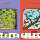 "Jungle Fun: The butterflies flutter and the aardvarks play. Can you count all the animals? Up in the trees: The tree frogs leap from branch to branch. What colors are they?" 

Links ein Dschungel mit Erdferkeln und Schmetterlingen, rechts Frösche und ein Papagei auf Baum.