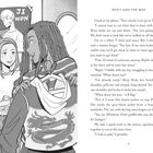 Text: "Roxy and the Box", Dialoge über Kleidung. Zwei lächelnde Personen, eine mit Kopfhörern und eine mit zusammengeschnürtem T-Shirt. Poster im Hintergrund.