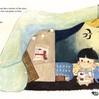 Text über einem Jungen: „Still, Chih-Ming's hopes...“ Zwei Kinder spielen in einer Deckenburg mit Spielzeug und Bücherstapel.