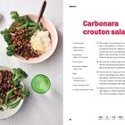 Carbonara crouton salad. Rezept für zwei Personen mit Zutatenliste und Anweisungen. Zwei bunte Schüsseln mit Salat.