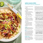 Text: "spicy saucy tofu", "WITH QUICK SLAW AND SESAME RICE", Zutatenliste und Anleitung. 

Gericht: Reis mit würzigem Tofu und buntem Krautsalat.