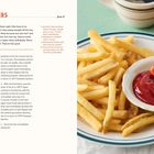"WINK-WINKERS" großes Rezept für knusprige Pommes. Bild von Pommes mit Ketchup, eine Hand tunkt eine Pommes hinein.