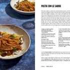 "Pasta Con Le Sarde" Rezept mit Zutaten (Fenchel, Öl, Knoblauch) und Zubereitung. Bild zeigt Pasta-Gerichte auf blauem Tisch.