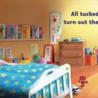 Text: "All tucked in, turn out the light."
Ein Kind schläft lächelnd im Bett, eine Frau schaltet das Licht aus.
