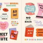 Eine Illustration mit Texten wie "You're my plot twist", "Perfect Match" und "Lucky Me", umgeben von Herz- und Buchmotiven.