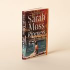 Buchrücken mit Text: "Sarah Moss, Ripeness, Picador". Es steht aufrecht auf einem hellen Hintergrund.