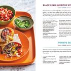 "Black Bean Burritos with Tomato Salsa", "Tomato Salsa" Rezept, Zutaten wie schwarze Bohnen, Quinoa, Maistortillas. Essen serviert auf einem orangefarbenen Teller mit Limetten.
