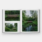 Text oben: Andy Goldsworthy. Fotos von einer bewaldeten Landschaft mit einem Teich und einer Mauer.