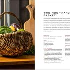 Titel: "Two-Hoop Harvest Basket". Links ein prall gefüllter Weidenkorb neben einem Fenster, herbstliches Licht. Rechts Textinfos.