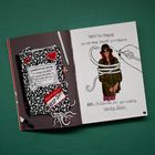 Links ein Notizbuch mit „COMPOSITION BOOK“ und „KEEP OUT“. Rechts eine Person, handgezeichnet mit Schnüren umwickelt.