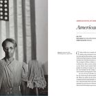 "American Gothic" von Gordon Parks, 1942, Washington, mit einer Frau vor einer US-Flagge und Reinigungsutensilien.