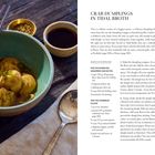 "Crab Dumplings in Tidal Broth" als Titel. Links Dumplings in einer grünen Schüssel mit Brühe und Essstäbchen.