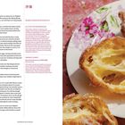 "SA YUNG: Soft, airy fried choux pastry appears in Mexico as churros, in Naples as zeppole... Makes 12 medium doughnuts."

Rechts: Glasiertes Gebäck auf geblümtem Teller.