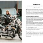 Links steht eine Frau mit Sonnenbrille und schwarzer Lederjacke neben einem glänzenden Motorrad. Daneben steht: "KAREN DAVIDSON, CREATIVE DIRECTOR AND BRAND STEWARD, HARLEY-DAVIDSON".