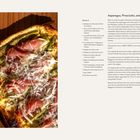 "Asparagus, Prosciutto, and Ricotta Tart" steht rechts mit Rezepttext. Links eine Tarte mit grünem Spargel und Schinken.