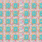 Illustration von Buchstaben auf blauen Tafeln, umgeben von bunten Blumenmustern. Jeder Buchstabe hat individuelle Verzierungen.