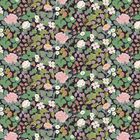 Blumenmuster mit Rosen, Gänseblümchen, Beeren und grünen Blättern auf dunklem Hintergrund.