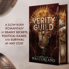 „A slow-burn romantasy of deadly secrets, political games, and survival at any cost.“ Buch “Verity Guild”, Schlange und Statue.