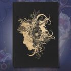 Goldene florale Silhouette eines Mädchens auf schwarzem Hintergrund, umgeben von violetten Blumen und Bäumen im Hintergrund.