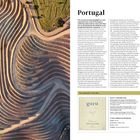 Links steht "PORTUGAL". Rechts oben "Portugal". Darunter folgt ein Text, der den Weinbau und Vielfalt in Portugal beschreibt. Rechts ist eine farbenfrohe Fliesenillustration mit floralen Mustern. Unten links ist ein Weinetikett mit „guru“ abgebildet.