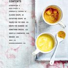 Inhaltsverzeichnis mit Suppen-Themen. Zwei Suppentassen und ein Löffel auf hellem, fleckigem Tuch.