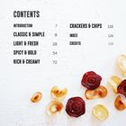 Inhaltsverzeichnis mit Kategorien wie "Classic & Simple" und Seitenzahlen. Dekoriert mit goldenen Chips und roten Rote-Bete-Scheiben.