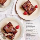 Inhaltsverzeichnis mit Kapitelüberschriften und Seitenzahlen. Drei Teller mit Stück Brownies und Himbeeren, dazu Gabeln.